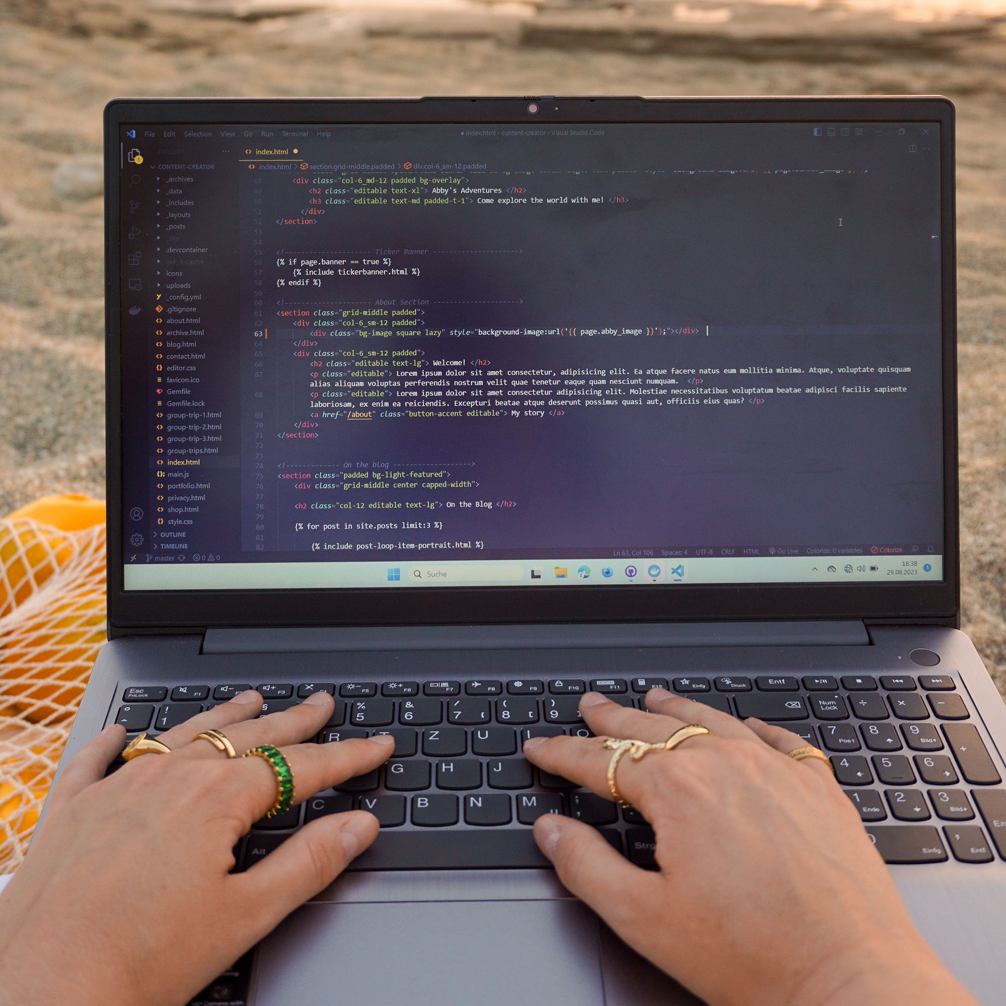 Laptopscreen showing a coding program